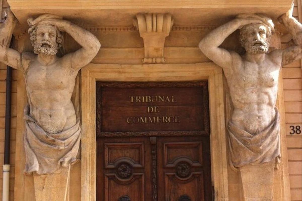 o clădire cu două statui în fața unei uși