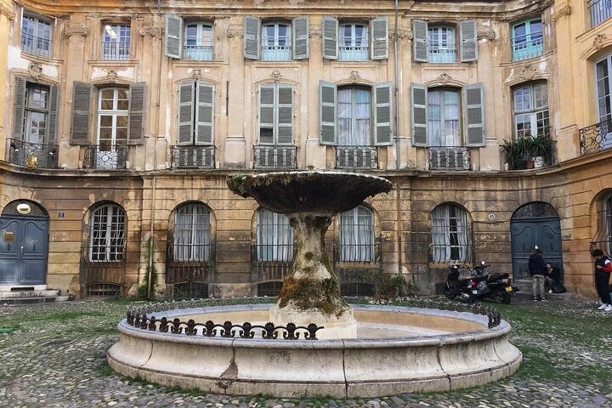 o fântână mare în fața unei clădiri