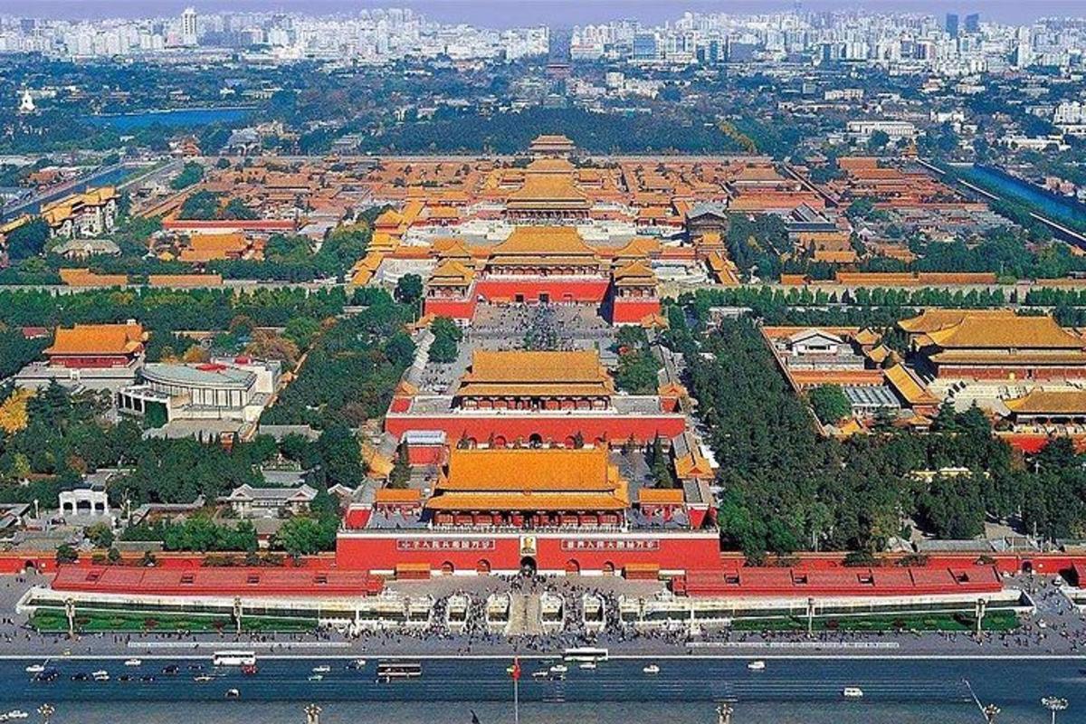 una vista aerea di un grande edificio con tetti arancioni