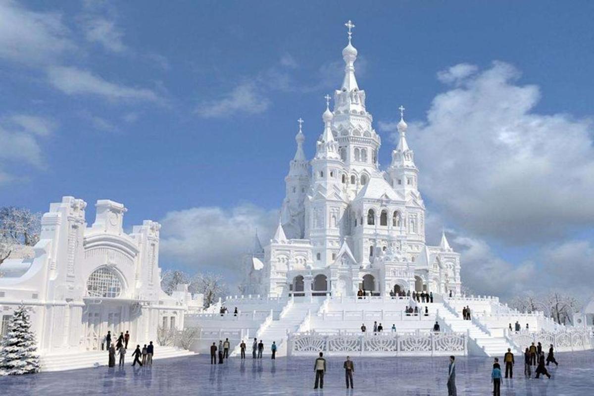 um grande edifício branco com pessoas em pé ao redor dele