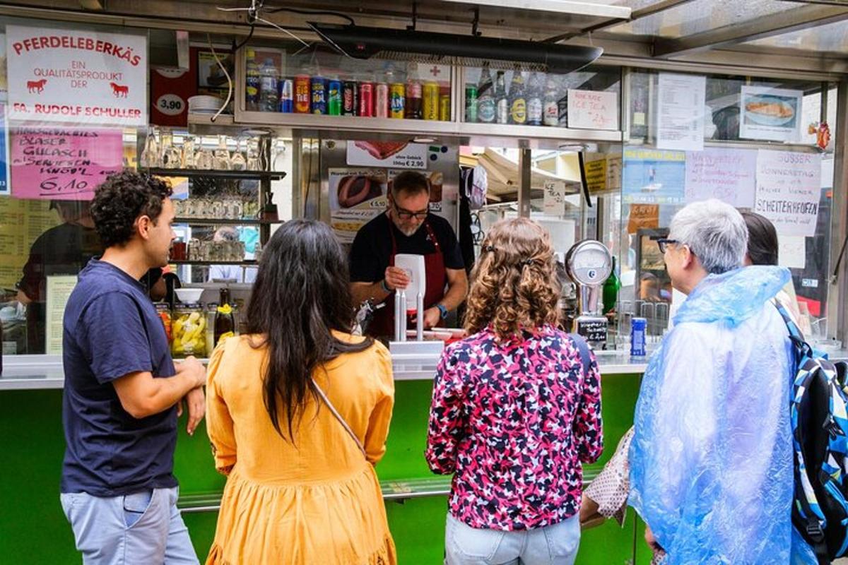 un grup de oameni care stau în fața unui magazin