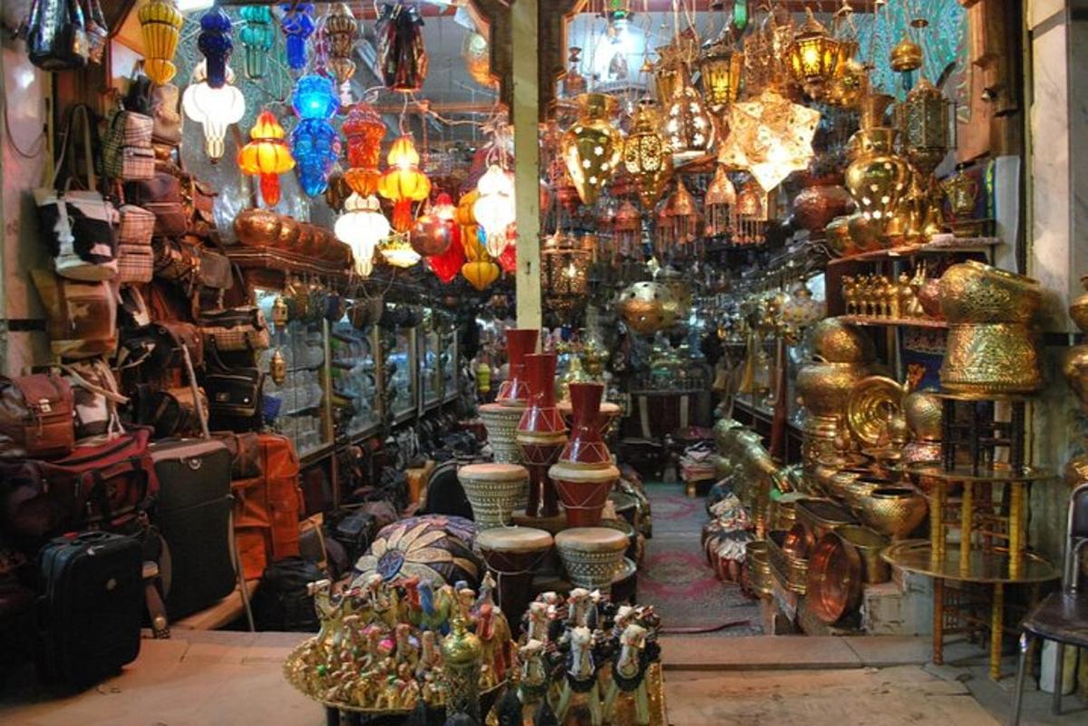 sebuah kedai yang dipenuhi dengan banyak lampu dan pasu
