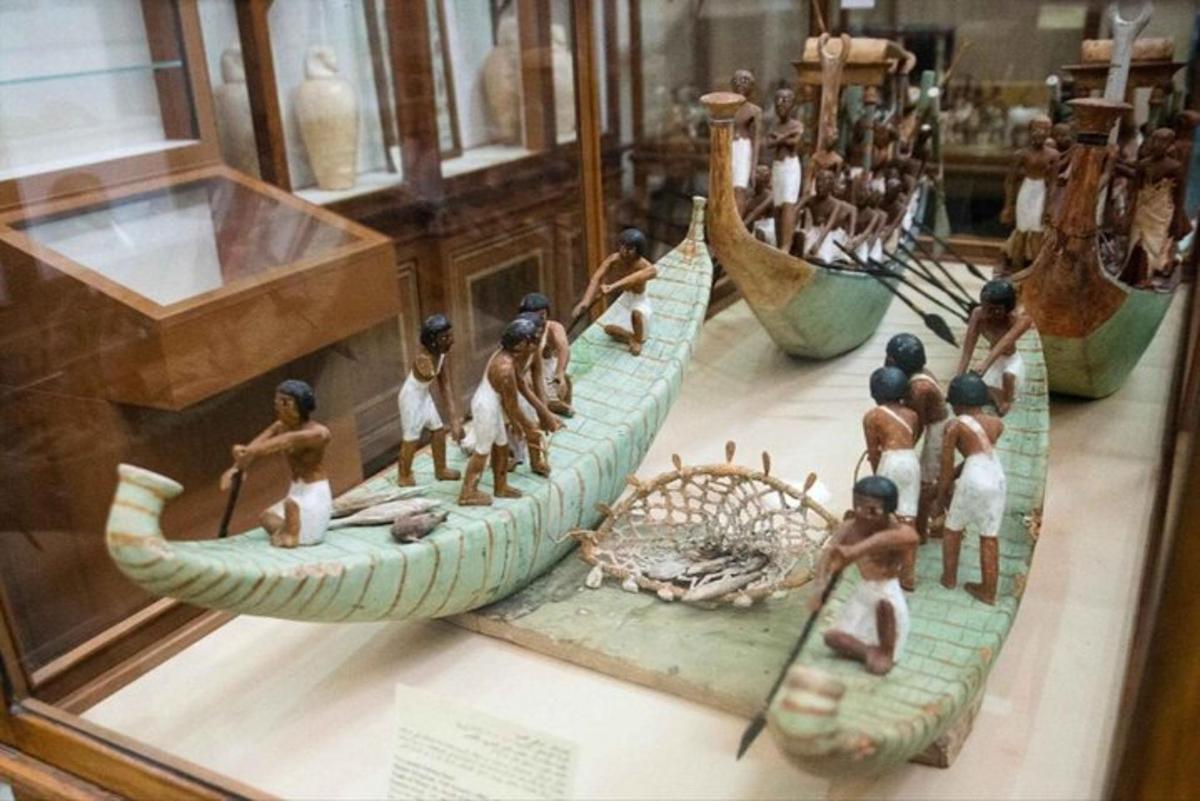 a display of people in a canoe in a museum