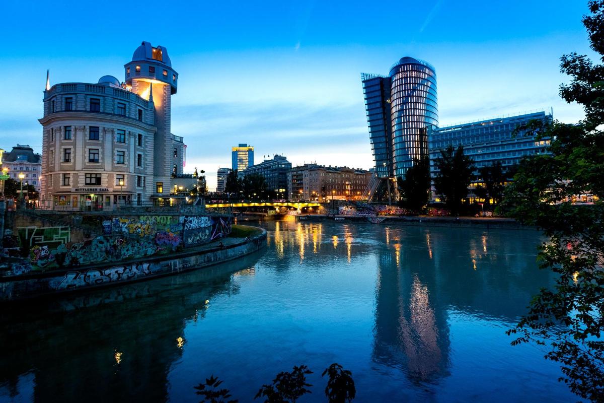 un riu en una ciutat de nit amb edificis
