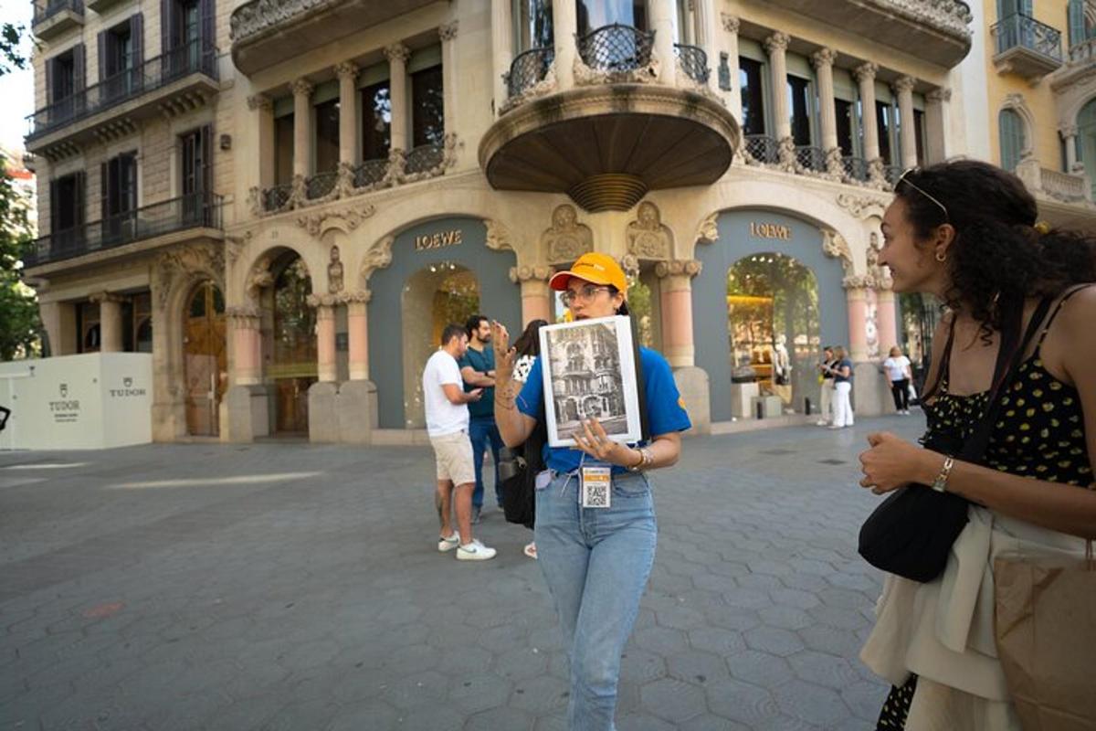 eine Frau steht neben einem Mann mit einem Schild