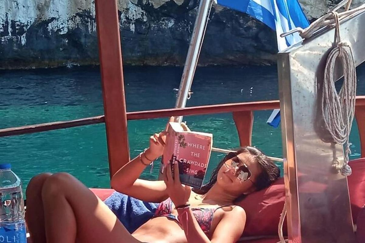 dvě ženy sedící na lodi a čtou si knihu