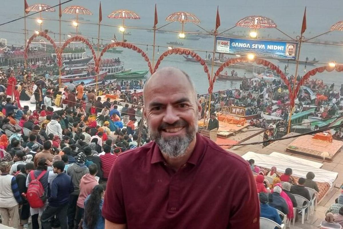 muž stojící před davem lidí