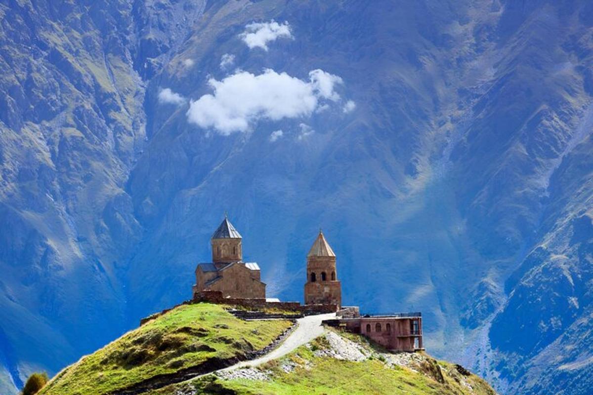 un castel pe vârful unui deal cu un munte