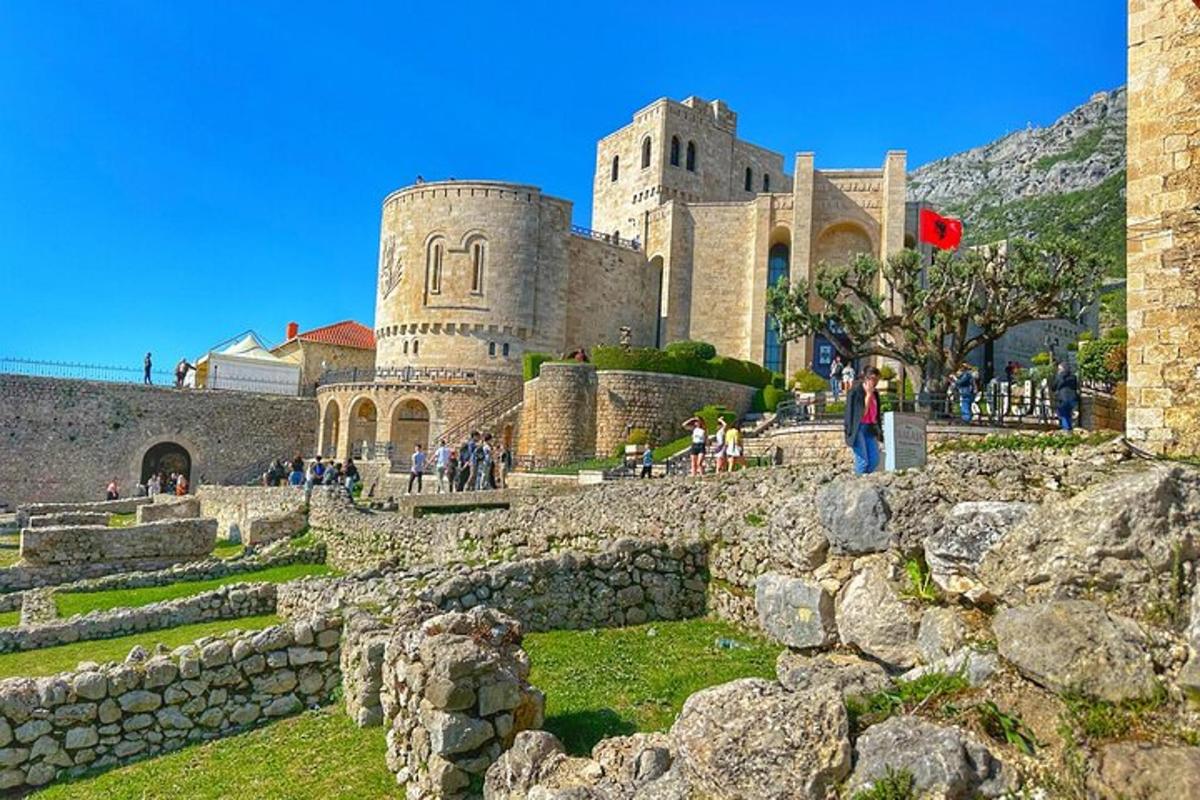 un castello con persone in piedi di fronte