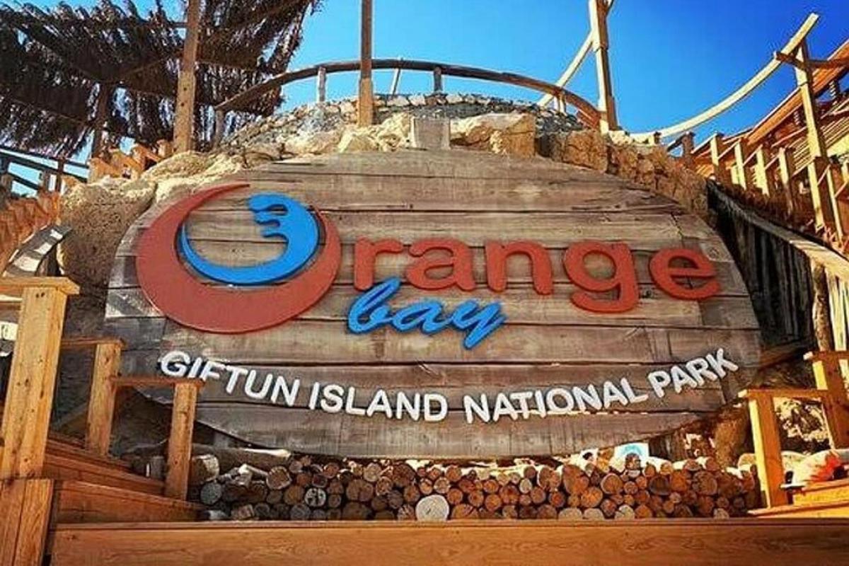 Una señal para un día de trance en un parque temático.