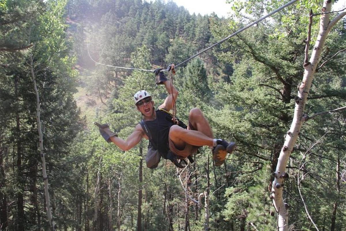 osoba na zip line v lese