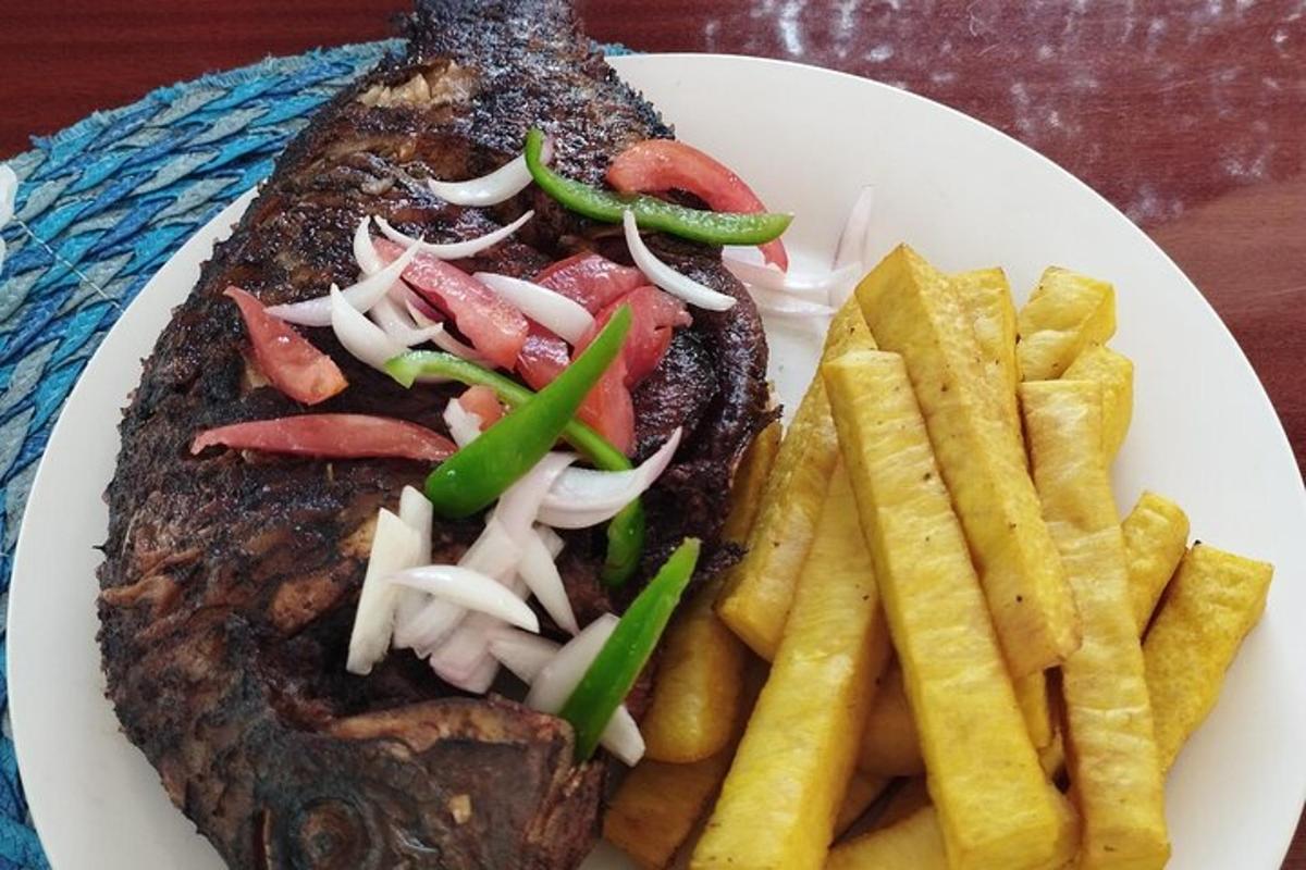 Un plato de comida con un bistec y papas fritas