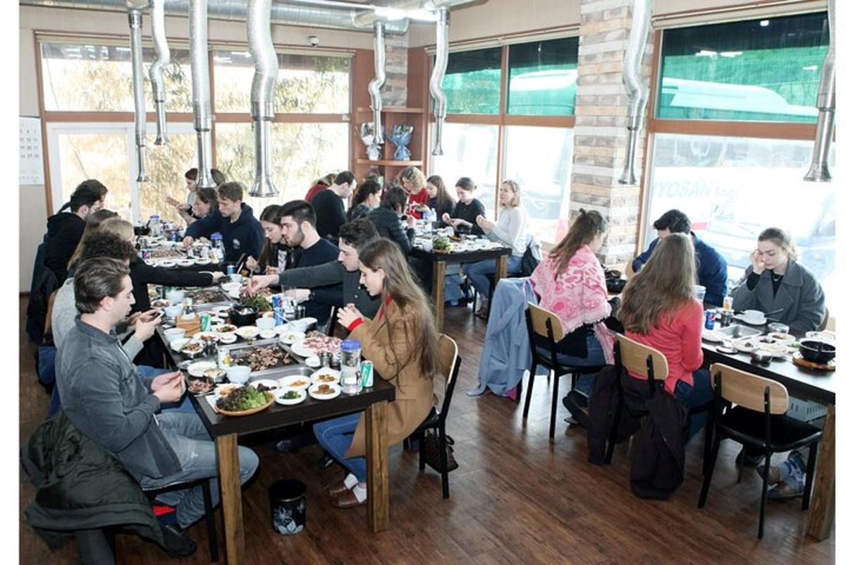 група хора, седнали на маси в ресторант