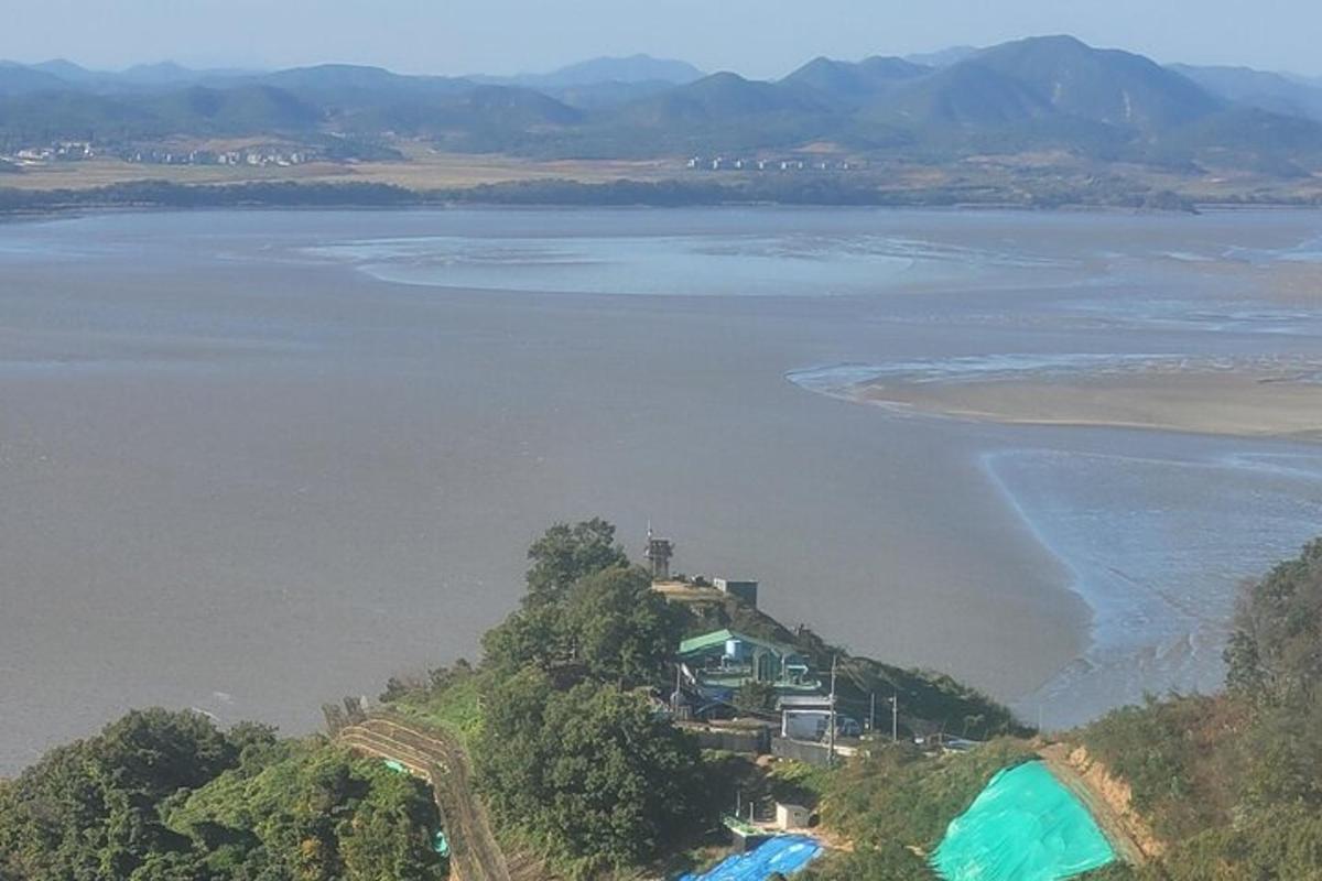 una vista aèria d'una gran massa d'aigua