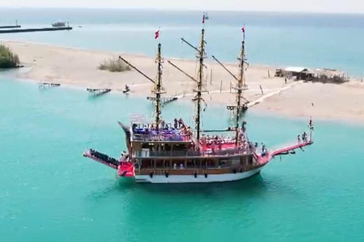 sebuah kapal lanun di dalam air di sebelah pantai
