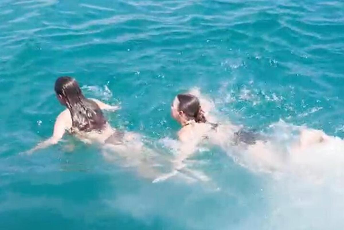 dua orang gadis sedang berenang di dalam air