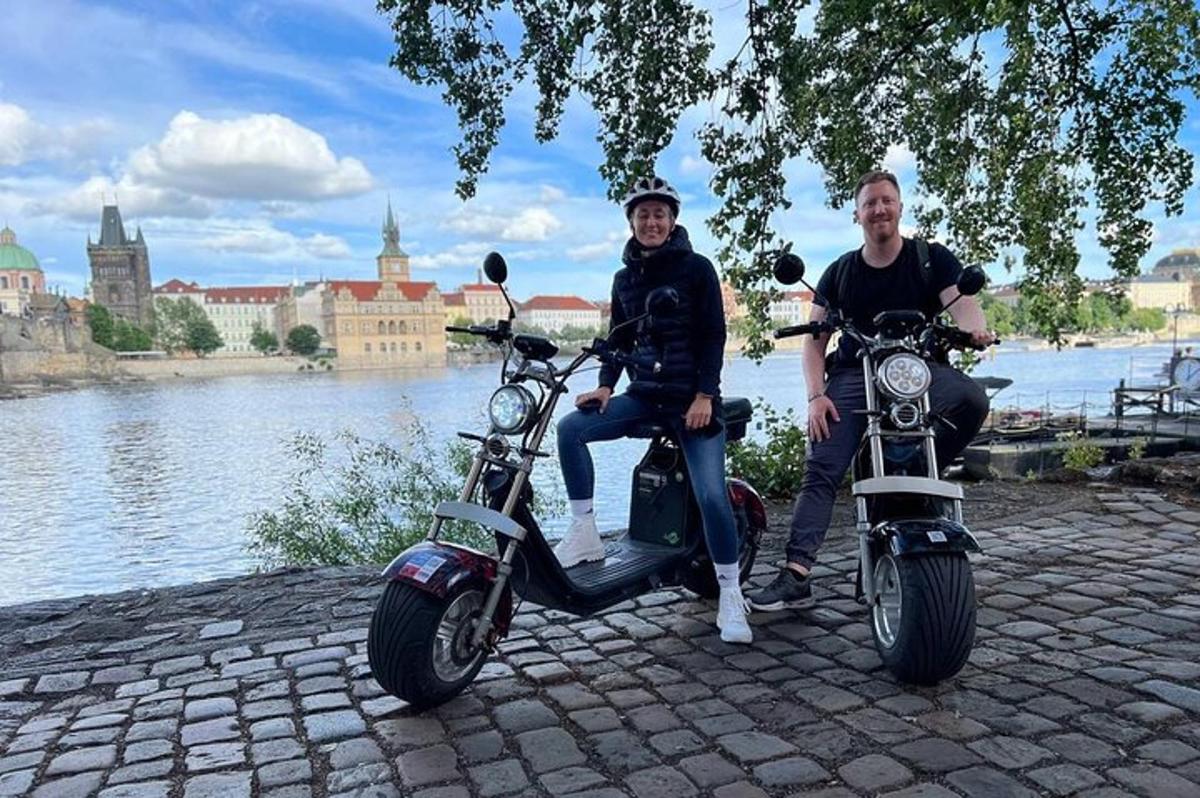 Egy férfi és egy nő motorkerékpárokon ülnek a vízparton