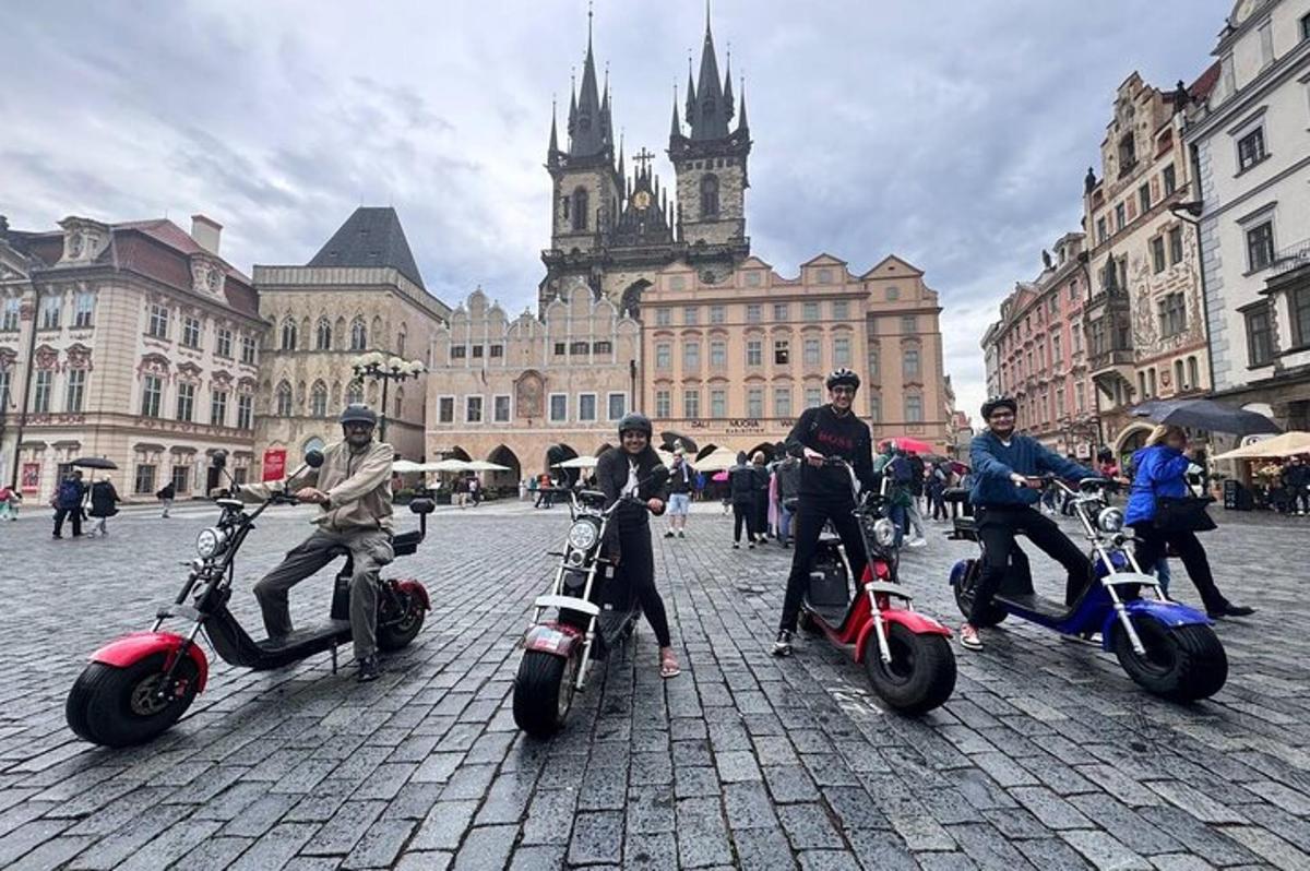 um grupo de pessoas em scooters em uma rua da cidade