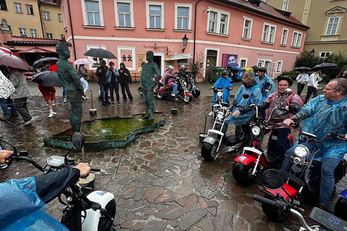 egy csoport motoros az esőben
