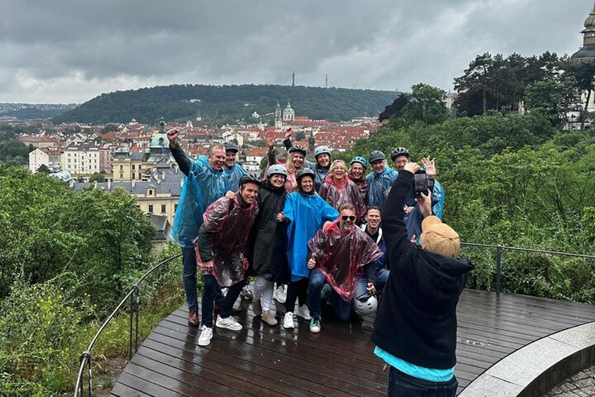 um grupo de pessoas posando para uma foto em um calçadão