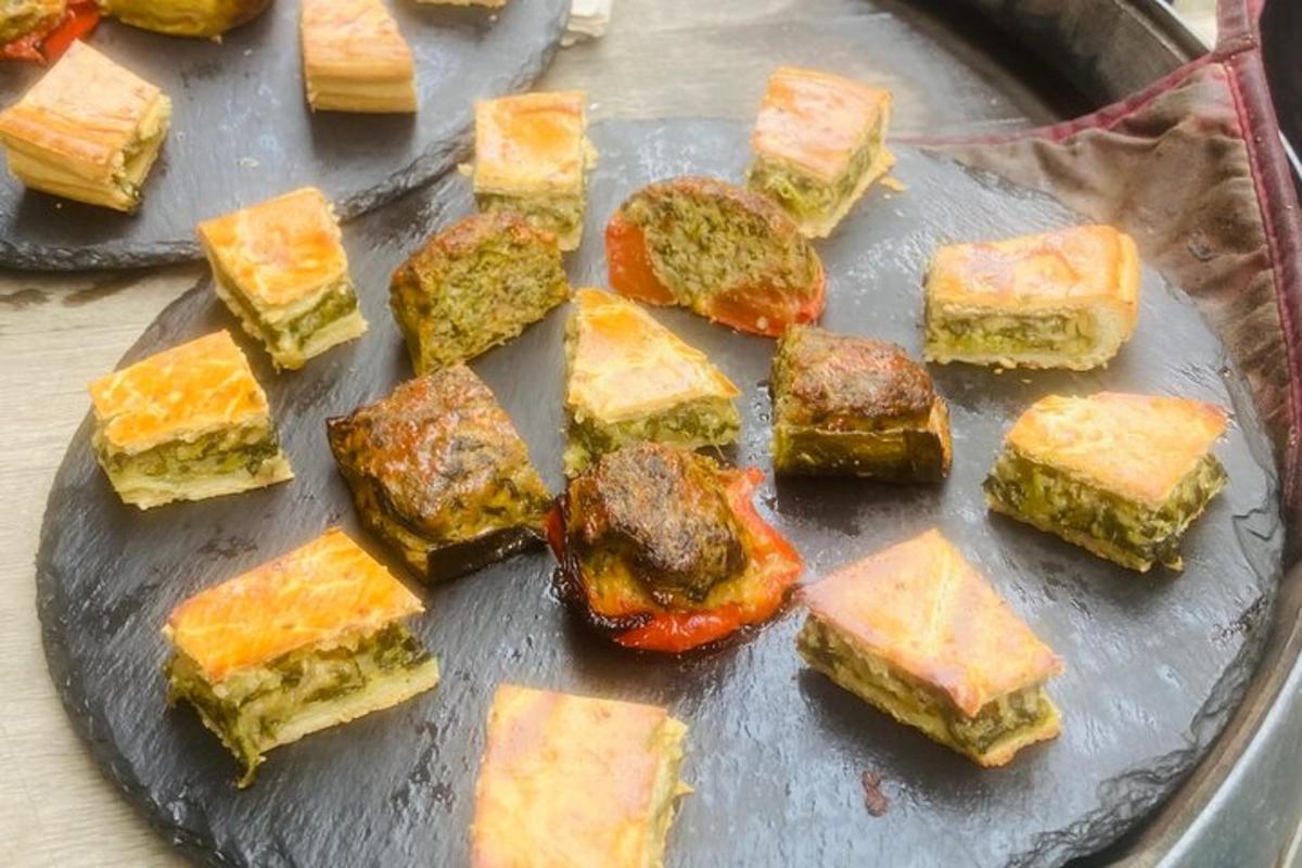 Un plato con muchos tipos diferentes de comida.