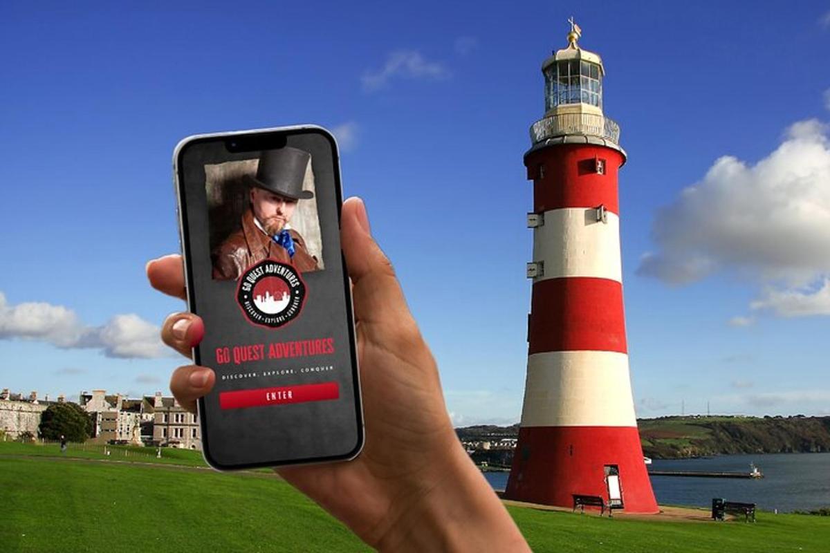 een persoon die een mobiele telefoon omhoog houdt voor een vuurtoren