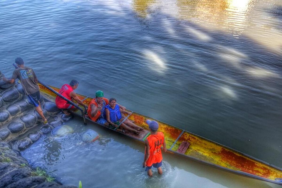 un grup de oameni care stăteau în apă lângă o canoe