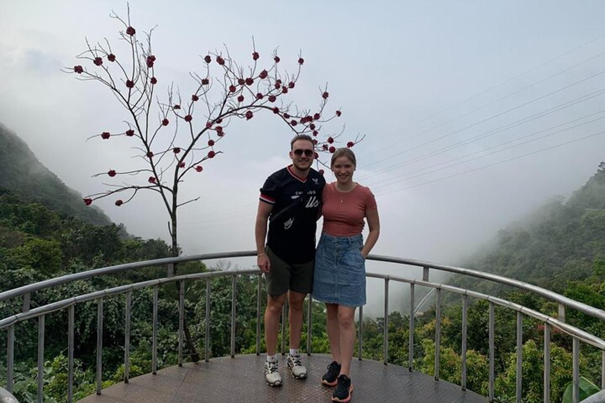 un uomo e una donna in piedi su una passerella