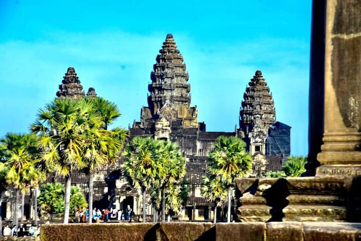 sebuah kuil dengan pokok palma di hadapannya