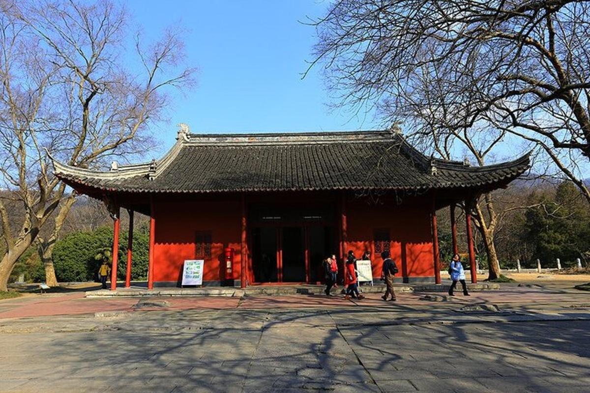 一群人在建筑物前行走
