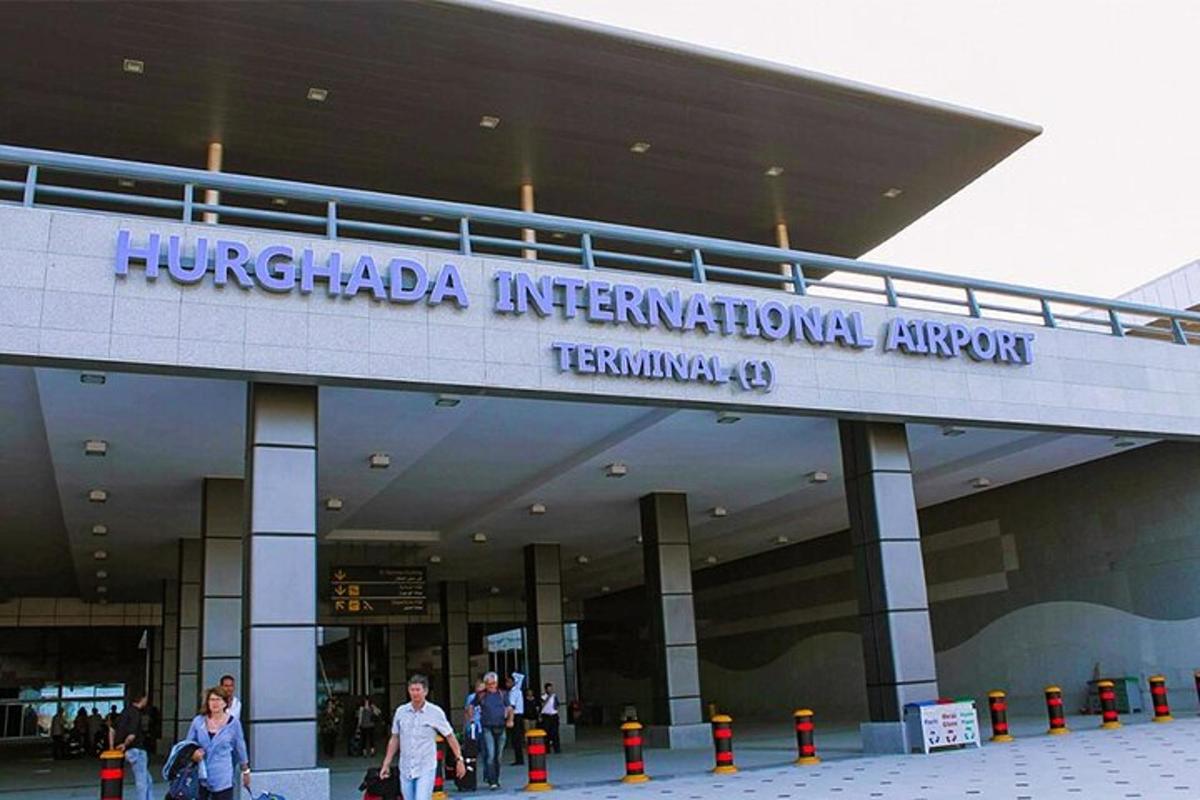 un edifici amb un rètol que diu Aeroport Internacional de Huawei