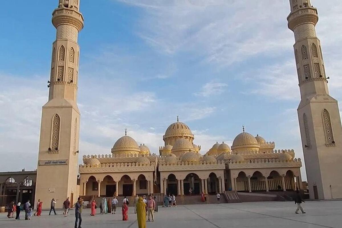 o clădire mare cu două turnuri și o moschee