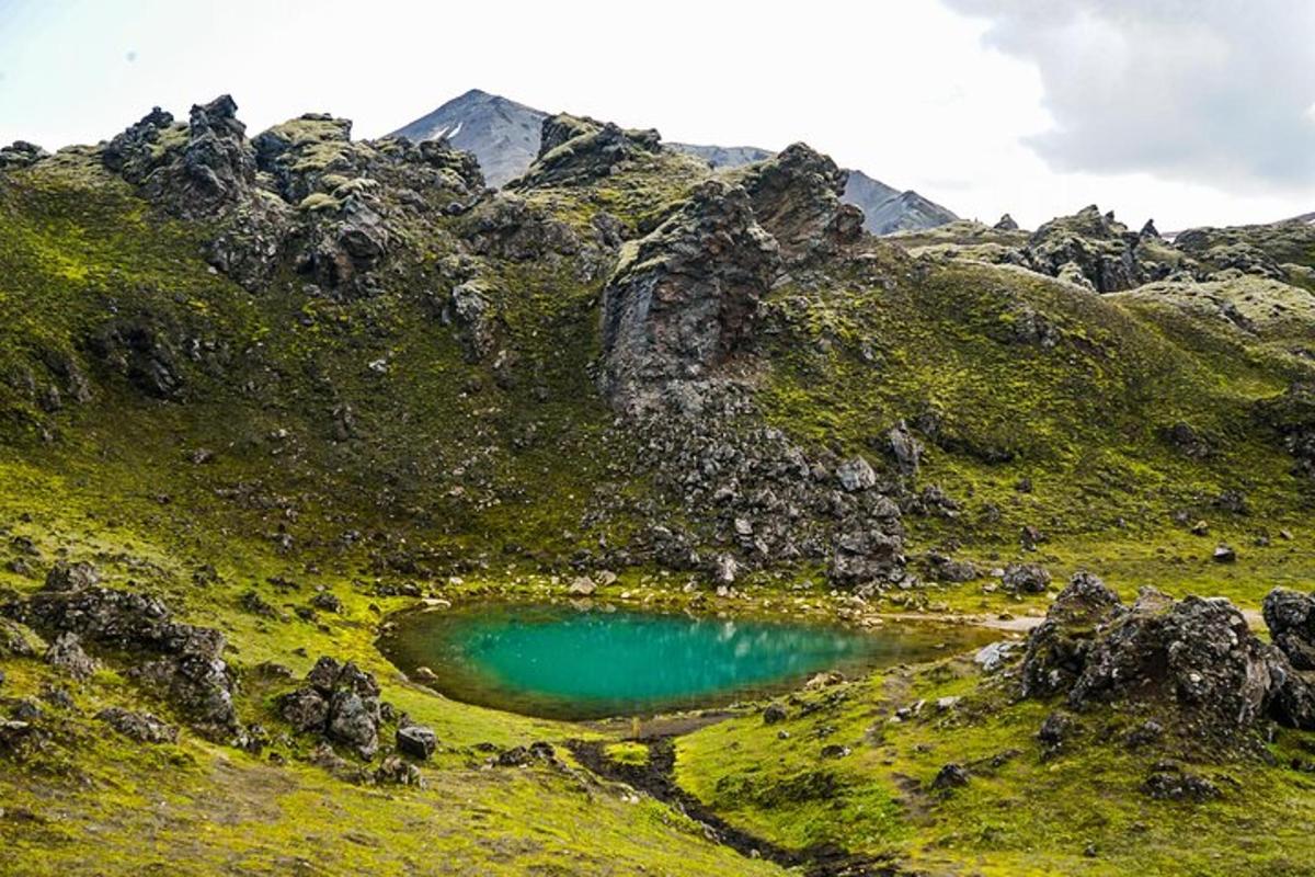 modré jezero uprostřed hory