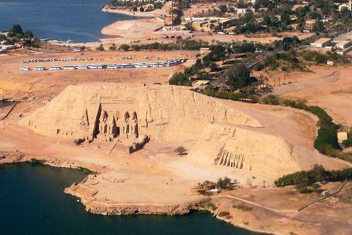 uma vista aérea de uma ilha em um corpo d'água