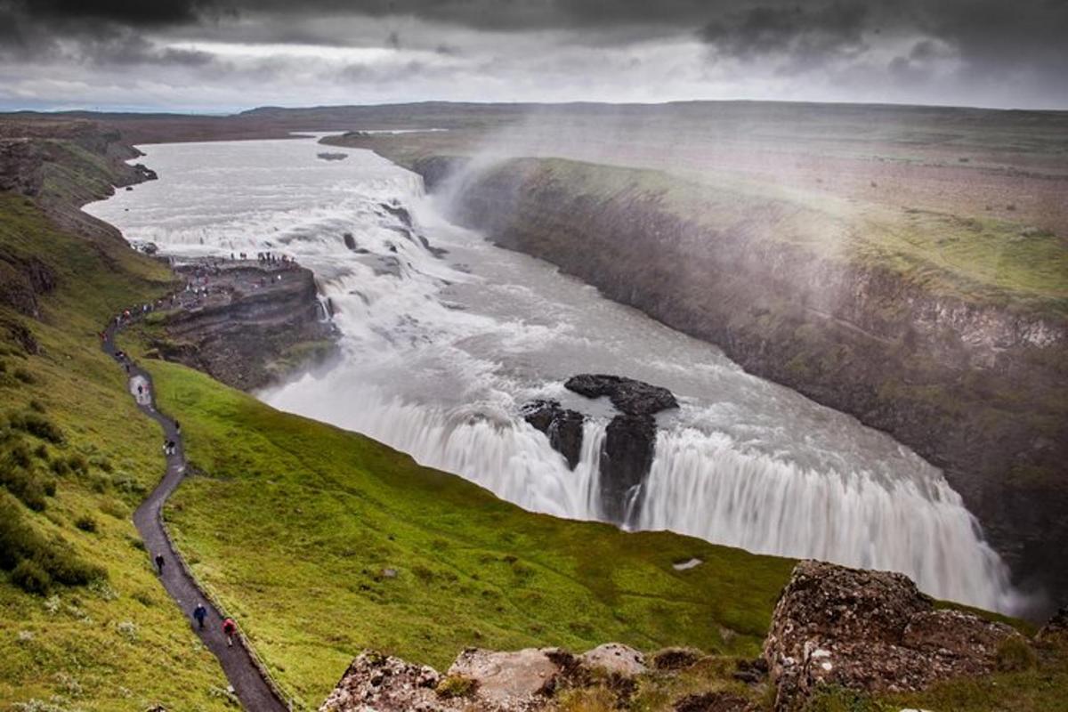 foss á hlíð hæðar við ána