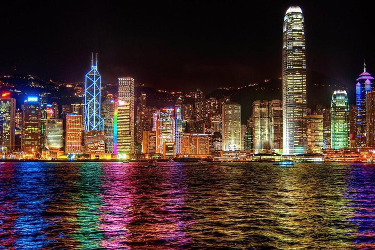 una vista di una città di notte con l'acqua