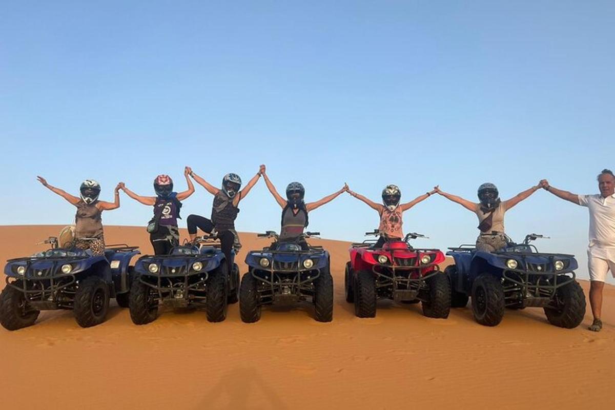 un gruppo di persone su quad nel deserto