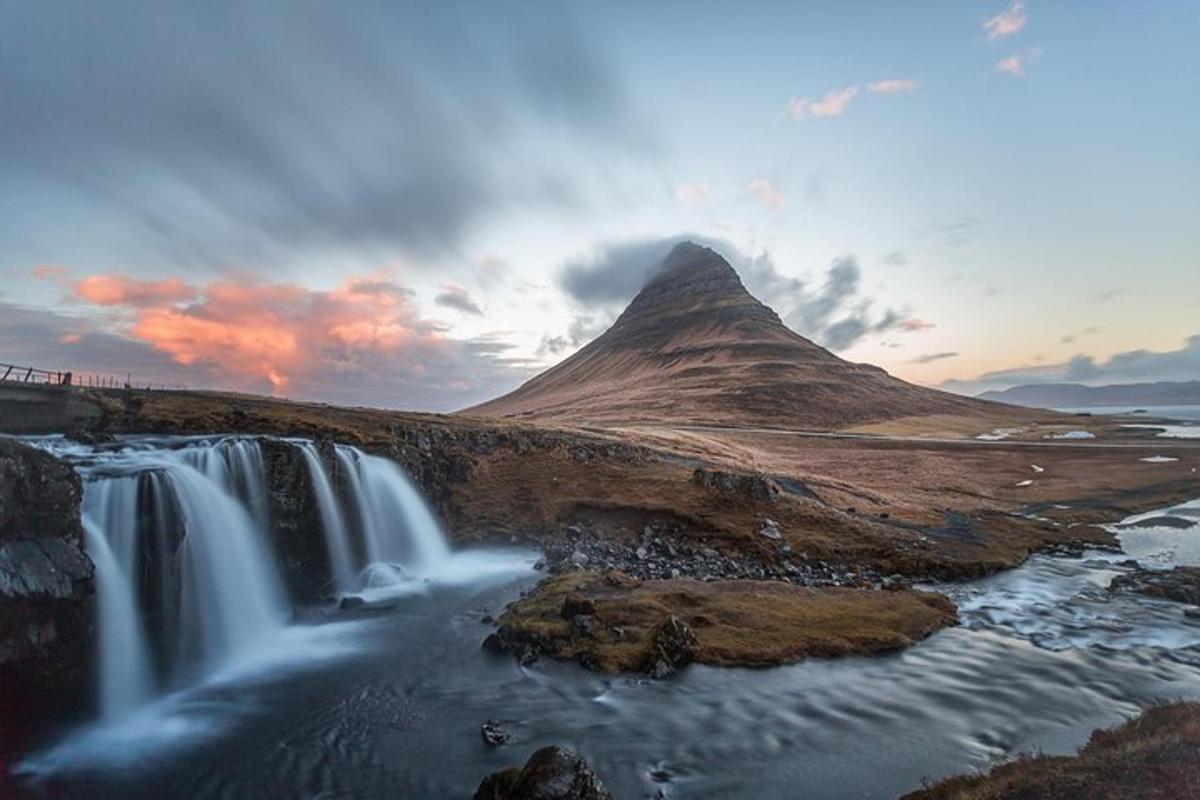útsýni yfir foss og fjall