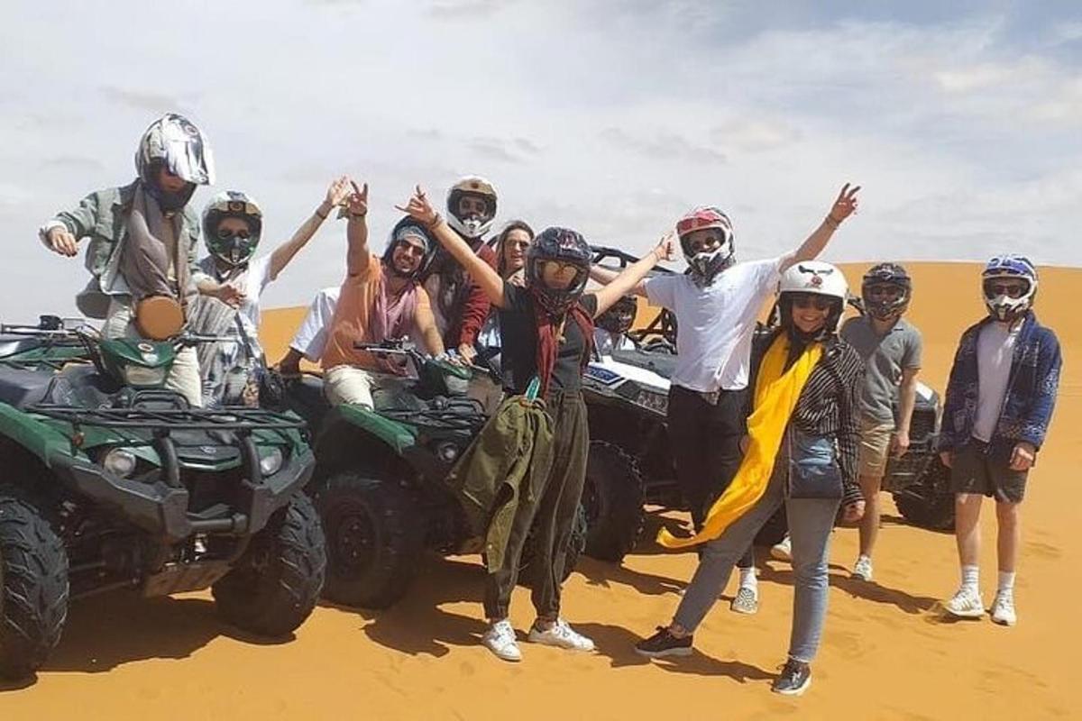 un gruppo di persone su quad nel deserto