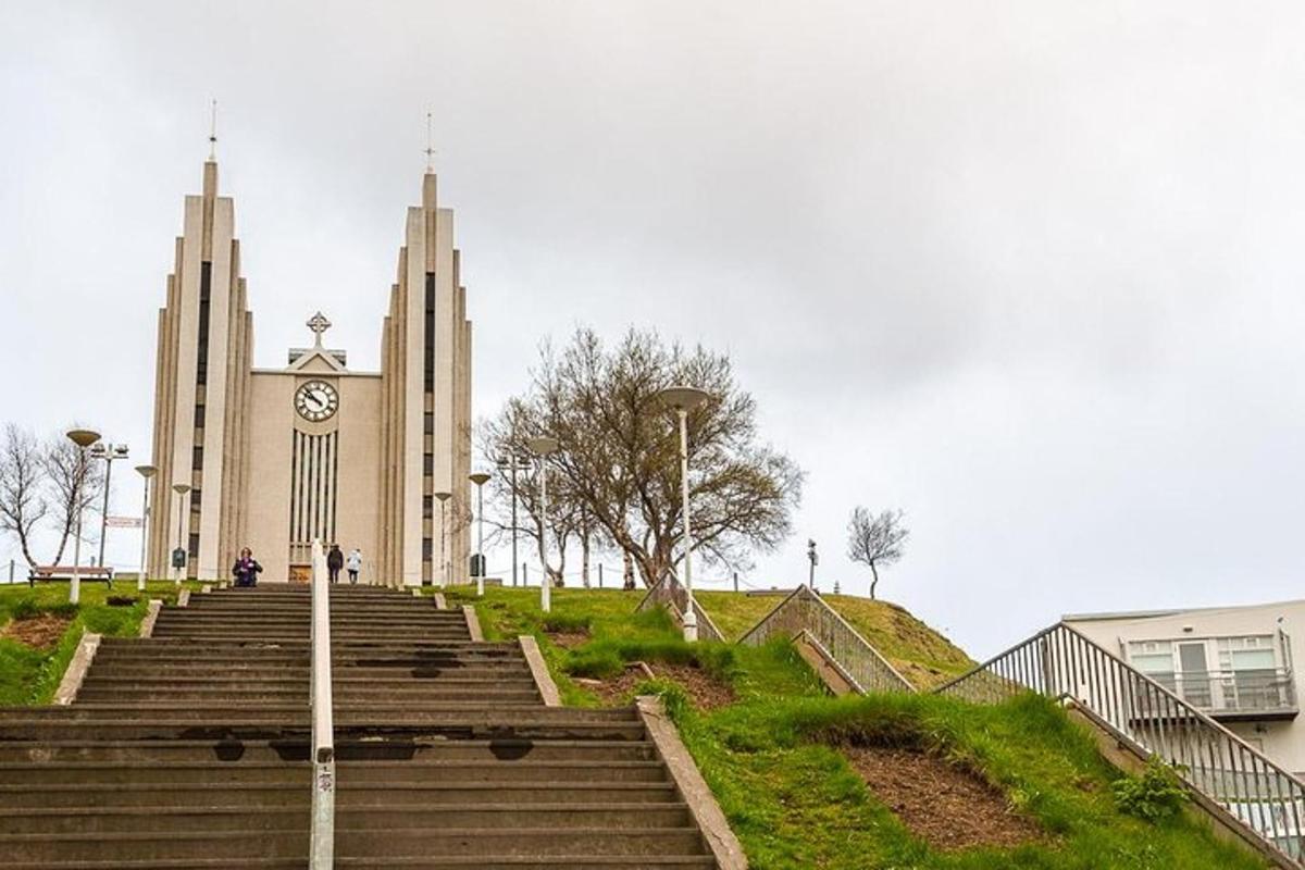 um conjunto de escadas que conduzem a uma torre do relógio