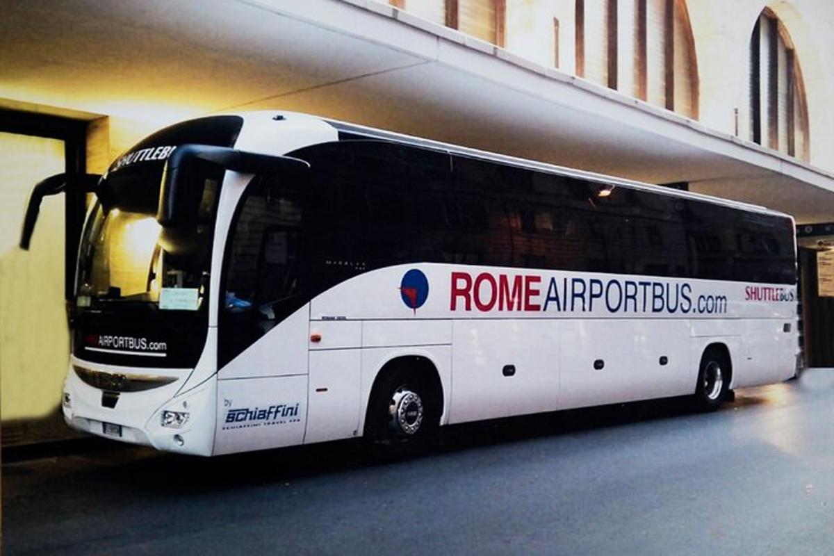 bílý autobus zaparkovaný vedle budovy