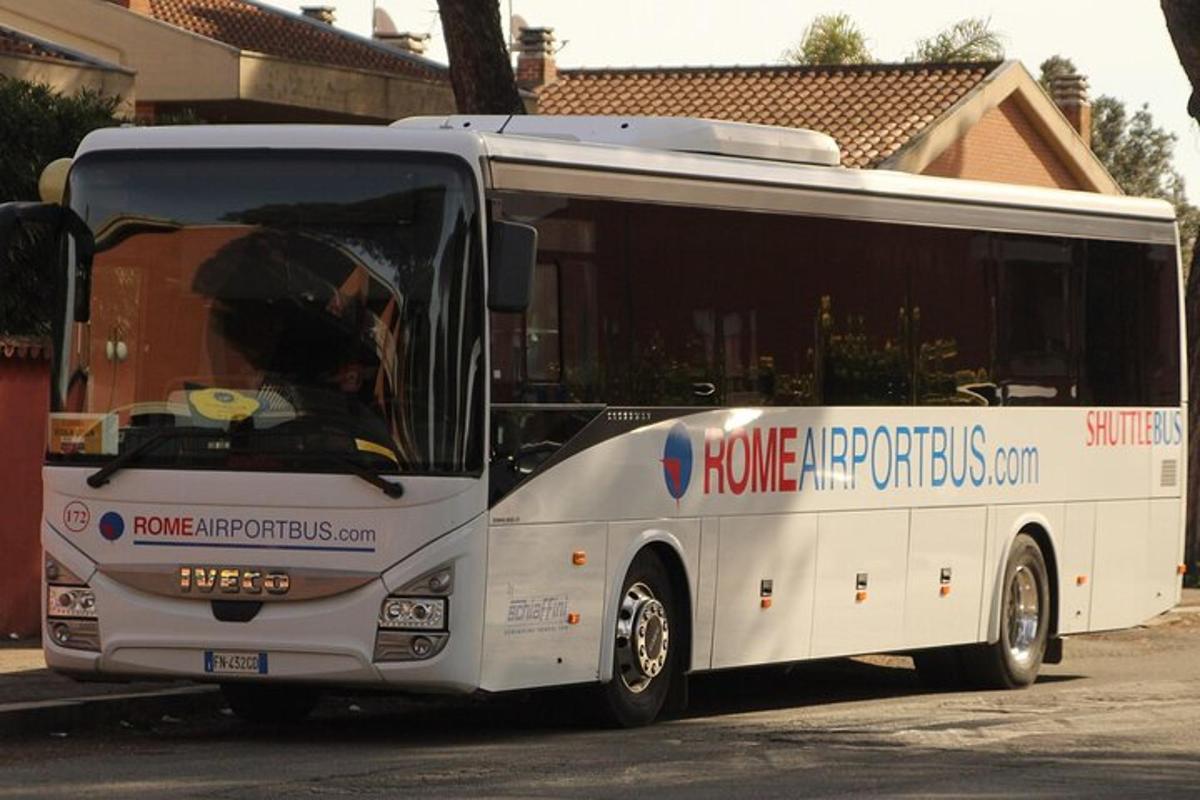 bílý autobus zaparkovaný na kraji ulice