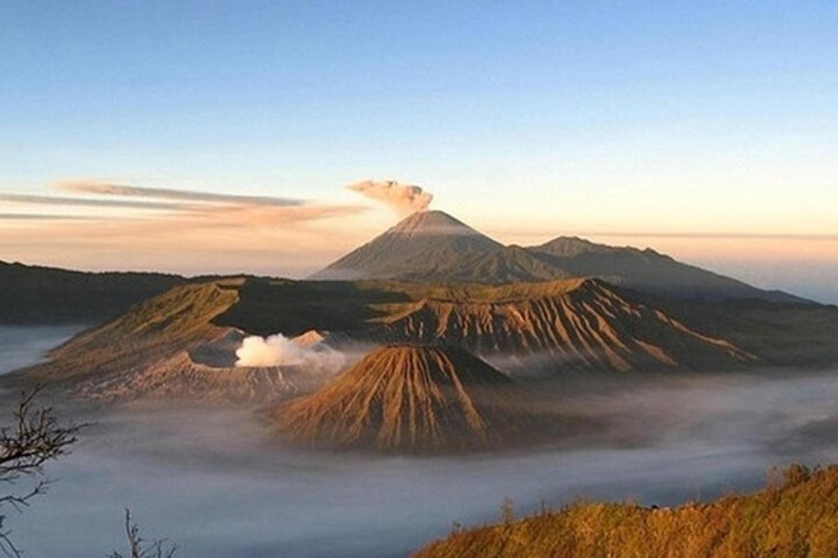 una montagna con una nuvola in cima
