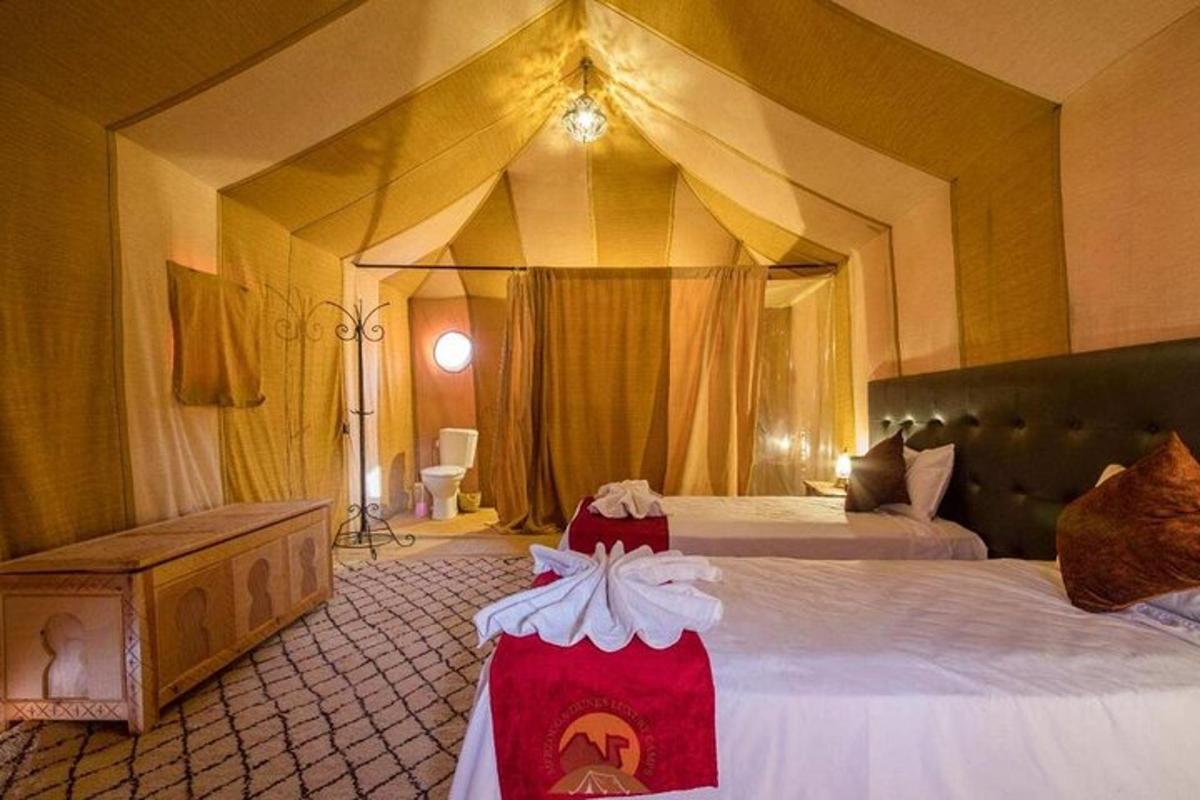 egy hotelszoba egy nagy, baldachinos ággyal