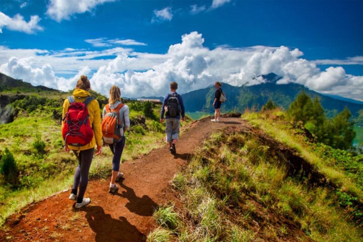 un grupo de personas caminando por un sendero de tierra
