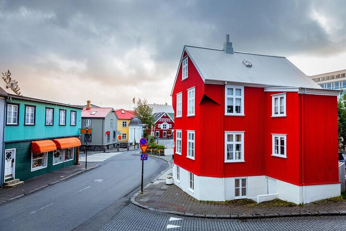 un edificio rosso sul lato di una strada