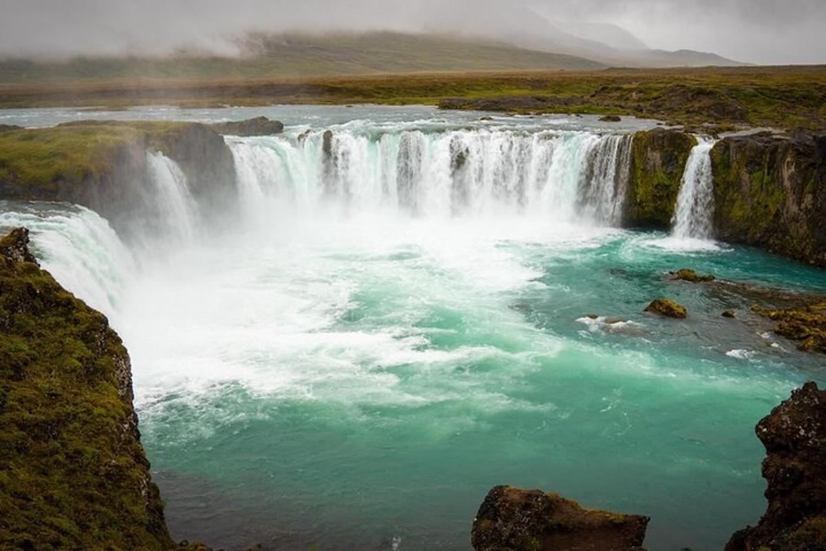 uma cachoeira no meio de um rio