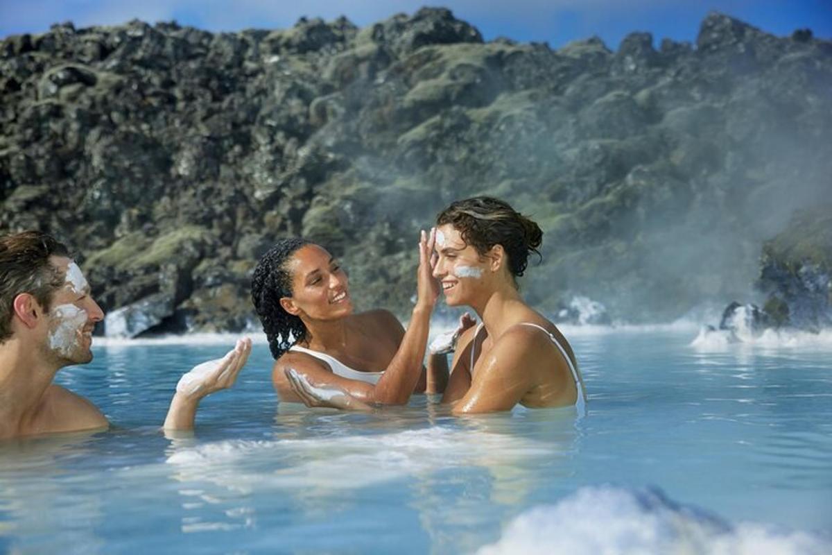 un uomo e due donne nell'acqua della spa geotermica