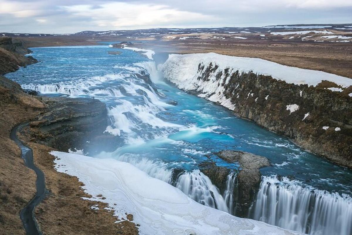 una vista aerea di una cascata con neve sopra