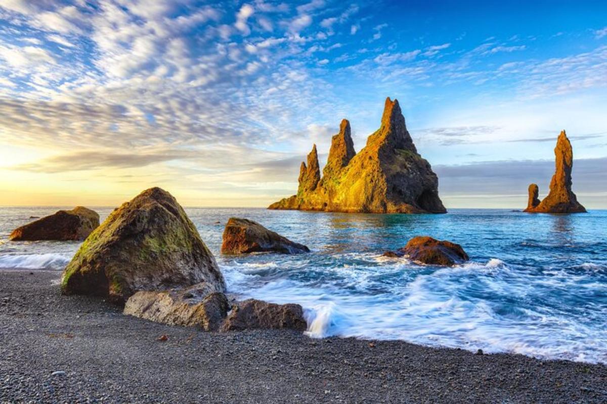 un grupo de rocas en el agua de una playa